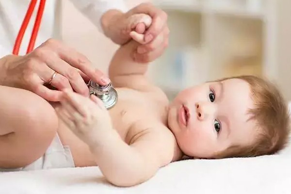 Giải pháp hạn chế hiện tượng trào ngược dạ dày trẻ sơ sinh