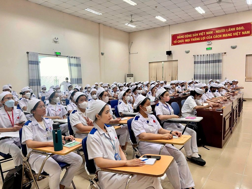 Học ngành Dược khối A1 ra trường làm gì? Mức lương thế nào?
